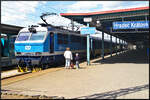 Zeit für ein kleines Schwätzchen hatte der Tf von ČD 150 225 beim Halt mit dem Schnellzug im Bahnhof (Hradec Králové, 21.05.2022)  