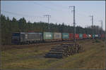 Aus dem fahlen Gegenlicht fuhr die für METRANS fahrende ES 64 F4-450 / 5170 024-1 mit einem Containerzug am 10.04.2018 durch die Berliner Wuhlheide.