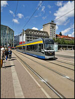 LVB 1210, ein Bombardier Flexity Classic XXL, stand am 10.08.2023 an der Doppelhaltestelle Leipzig Augustusplatz und fuhr dann weiter Richtung Hauptbahnhof.