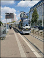 LVB 1232, ein Bombardier Flexity Classic XXL, fhrt am 10.08.2023 in die Haltestelle Leipzig Augustusplatz ein.