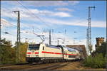 DB Fernverkehr 146 571-5 schiebt ihren IC2 am 08.09.2018 Richtung Berlin über die Magdeburger Elbbrücke.