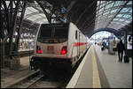 DB Fernverkehr 147 566 kam in den Bahnhof eingefahren, machte Kopf und nun geht es Steuerwagen voraus als IC 2064 nach Karlsruhe Hbf (Linie 61, Leipzig Hbf, 11.02.2024)