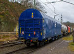 Vierachsiger Drehgestell-Flachwagen mit verschiebbarem Planenverdeck und Lademulden für Coiltransporte, 37 80 4668 934-5 D-ERR, der Gattung Shimmns7 (-ttu), der ERR European Rail Rent GmbH, am