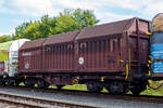 Vierachsiger Drehgestell-Flachwagen mit verschiebbaren Teleskophauben fr Coiltransporte, 31 81 4665 333-5 A-RCW, der Gattung Shimmns, der Rail Cargo Wagon - Austria GmbH (ein Unternehmen der BB), abgestellt im Zugverband (bergabegterzug) am 15 September 2024 in Herdorf auf dem Rbf der Kreisbahn Siegen-Wittgenstein (KSW).

Der Wagen wurde 1985 von den Jenbacher Werke AG in Jenbach (sterreich) unter der Fabriknummer 3.931-334 gebaut.

Der Wagen eignet sich speziell fr den Transport witterungsempfindlicher Blechrollen. Er besitzt feste Stirnwnde, 5 fest im Untergestell eingebaute Lademulden und drei teleskopartig angeordnete Hauben, die sich zu beiden Wagenenden hin soweit durch Ineinanderschieben ffnen lassen, dass jeweils 2/3 des Wagens freigelegt werden kann. Hierdurch ist eine einfache Beladung des Wagens sowohl von oben als auch von der Seite aus mglich. Der Wagen darf nur mit geschlossenen und verriegelten Hauben verkehren.

Das Untergestell und die festen Stirnwnde, die als Abkantrahmenkonstruktion mit Blechbekleidung und hutfrmigen Verstrkungsprofilen ausgefhrt sind, sowie die fest auf den Auenlangtrgern angeordneten drei Laufschienen je Wagenseite bilden den als Schweikonstruktion ausgefhrten Wagenkasten. Das Untergestell mit seinen beiden krftigen Auenlangtrgern besteht aus Walz- und Abkantprofilen. Die Untergestellenden bestehen aus den Hauptquertrgern, den AK-Trgern und den Kopfstcken. Die sattelfrmig angeordneten, jeweils mit den Auenlangtrgern verschweiten Quertrger bilden zusammen mit 6 mm dicken Muldenblechen die Lademulden.

Die teleskopartig ineinander verschiebbaren Stahlhauben bestehen aus einer Hohlprofil-Rahmenkonstruktion und einer mit Sicken versehenen Beblechung. Die Abdichtung der Hauben untereinander und zu den Stirnwnden hin erfolgt ber labyrinthartig ausgefhrten Umrandungsprofilen. Die Endhauben verriegeln in geschlossener Stellung automatisch. Das Entriegeln der Hauben ist sowohl vom Erdboden wie auch von der Rampe mglich. Die beidseitig an jeder Stirnwand angeordneten Verriegelungseinrichtungen sind durch Wellen miteinander verbunden. Hierdurch ist das Entriegeln von nur einer Wagenseite aus mglich. Jede Haube luft auf 4 jeweils und mit Abhebesicherungen versehenen Laufwagen mit nadelgelagerten Doppelrollen.

TECHNISCHE DATEN:
Spurweite: 1.435 mm (Normalspur)
Achsanzahl: 4 (in 2 Drehgestelle)
Lnge ber Puffer: 12.040 mm
Lnge der Ladeflche: 10.800 mm
Ladebreite (Mulden): 2.400 mm
Drehzapfenabstand: 7.000 mm
Achsabstand im Drehgestell: 1.800 mm
Laufraddurchmesser: 920 mm (neu)
Eigengewicht:  23.000 kg
Hchstgeschwindigkeit: 100  km/h (beladen) / 120 km/h (leer)
Maximales Ladegewicht: 67,0 t (ab Streckenklasse D4) / DB Netz 61,0 t ab CM3
Kleinster bef. Gleisbogenradius: 35 m
Bauart der Bremse: O-GP-A max. 58 t (LL)
Bremssohle: IB 116
Handbremse: Ja
Intern. Verwendungsfhigkeit: RIV