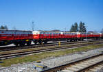Achtachsiger (2 x 4-achsige kurzgekuppelte) Drehgestell-Containertragwagen-Einheit (2 x 60 ‘), 33 81 4934 014-7 A-RCW (ex 33 81 4934 014-9), der Gattung Sggmrrs-y, der Rail Cargo Group (teil der ÖBB) abgestellt im Zugverband am 03 April 2025 beim Bahnhof Gmunden (Oberösterreich). Hier beladen mit 4 Stück 30 Fuß MOBILER-Schüttgutbehältern. 

Verwendungszweck:
Diese innovative Tragwagen (2 x 60 ‘) sind für den Transport von ISO-Großcontainern (20 ́, 30 ́, 40 ́ und 45 ́), Wechsel- und MOBILER-Behältern. Durch die zusätzlichen Mobiler-Bleche kann er seitlich durch einen LKW mit einem speziellen Aufbau be- und entladen werden. Eine hydraulische Hubvorrichtung am MOBILER-Fahrzeug ermöglicht den raschen und unkomplizierten Umschlag der MOBILER-Behälter zwischen Lkw und Waggon – ohne Kran bzw. eigener Anschlussbahn. Damit wird die gesamte Supply Chain mit maßgeschneiderten End-to-end-Logistiklösungen abgedeckt – und das für unterschiedliche Güter, ob Industrieprodukte, palettierte Waren, Flüssigkeiten und Gefahrgüter in Tankcontainern, Schüttgüter und Bauprodukte sowie Bio-Futtermittel.

MOBILER- Halftainer:
Der Wagen ist hier beladen mit 4 Stück 30 Fuß MOBILER- Halftainer. Die Behälter haben eine Abmessung (LxBxH) von 9.120 x 2.550 x 1.680 mm. Für die Straße gibt es unterschiedlichste Trägerfahrzeuge - Wird dieser Halftainer auf einen 3-achsigen 30Fuß-Sattelauflieger mit Kippfunktion geladen, so wird dieser zum Sattelzug-Muldenkipper. Die HALFTAINER haben ein Eigengewicht von ca. 3,1 t und eine Nutzlast von 28,2 t, das Nutzvolumen 29,0 m³. Sie besitzen beidseitig Pendelklappen, sowie für nässeempfindliches Ladegut und als Windschutz zudem eine dichte Rollplane als Abdeckung. 

TECHNISCHE DATEN (Wagen):
Spurweite: 1.435 mm (Normalspur)
Anzahl der Achsen: 8 (in 4 Drehgestellen)
Länge über Puffer: 39.640 mm
Drehzapfenabstand: 2 x 14.200 mm 
Achsabstand in den Drehgestellen: 1.800 mm
Laufraddurchmesser: 920 mm (neu)
Ladelänge: 2 x 18.500 mm
Ladebreite: 2.600 mm
Höhe der Ladeebene über S.O.: 1.150 mm
Anzahl der Containerzapfen: 2 x 28 (56) alle klappbar
Eigengewicht: ca. 38.000 kg
Max. Zuladung: 126 t (ab Streckenklasse D) / 140,0 t (ab Streckenklasse D)
Max. Geschwindigkeit: 100 km/h (beladen) / 120 km/h (leer)
Kleinster befahrbarer Gleisbogen: R 75 m
Bremse: 2 x KE-GP-A (K)
Bremssohle: BG 320
Handbremse: Ja (je 1 pro Wageneinheit)
Max. Bremsgewicht: 116 t (2 x 58 t)
Intern. Verwendungsfähigkeit: TEN – GE
Besonderheit: Mobiler-Bleche

Bedeutung der Gattung Sggmrrs-y:
S = Drehgestellflachwagen
gg = für die Beförderung von Containern mit einer Gesamtladelänge über 60 Fuß
m = Ladelänge mit zwei Elementen, mindestens 27m
rr = Wageneinheit
s = beladen lauffähig bis 100km/h
-y = mit Mobiler-Blechen ausgestattet
