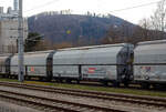 Vierachsiger gedeckter Schüttgutwagen mit Schwerkraftentladung, pneumatischem/mechanischen Klappenverschlusssystem und öffnungsfähigem Dach, 81 81 0665 217-0 A-RCW, der Gattung Talns,