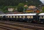 Der VSOE Pullman Speisewagen N 4141 (F- VSOE 61 87 09-70 141-0 [P]), ex CIWL 4141, im Zugverbund vom Venice Simplon-Orient-Express am 02.08.2019 beim Halt in Gschenen (CH), leider bei Regen.