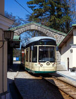 Der Triebwagen 502, ein dreiteiliger vierachsiger Zweirichtungs-Niederflur-Gelenktriebwagen vom Typ Bombardier „Mountainrunner“ verlsst am 04 April 2025 die Bergstation Pstlingberg (519