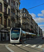 Tram CAF URBOS 5105, von der Haltestelle Place Saint Lambert in Lttich her kommend, in der Rue Leopold, in Richtung Haltestelle le Bat.