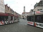 Stra�enbahn / Stadtverkehr; Augsburg;  Combino Nr.848 und 860 umfahren den Herkulesbrunnen i der Maximilianstrasse in Augsburg.