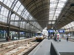 Gleis 13, 14 und 15 mit TW 2968 auf Gleis 14. Amsterdam Centraal Station 19-08-2015.

Spoor 13, 14 en 15 met treinstel 2968 op spoor 14. Amsterdam CS 19-08-2015.