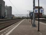 Bahnsteig Gleis 8 und 9 Nordseite Leiden Centraal Station 24-08-2023.

Perron spoor 8 en 9 noordzijde Leiden Centraal Station 24-08-2023.