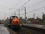 Bocholter Eisenbahn Gesellschaft (BEG) Diesellok 295 057-4 Durchfahrt Gleis 2  Emmerich am Rhein 03-11-2022.