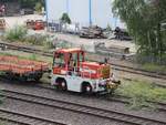 Zephir Zweiwegefahrzeug Typ Lok 14.240, Bahnbau Gruppe TRAK 103 mit Nummer 99 80 9909 027-1 Duisburg Entenfang 18-08-2022.