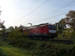 DB Schenker loc 189 042-5 in Herbstnebel bei Bahnbergang Haagsche Strasse, Elten, Deutschland 30-10-2015.