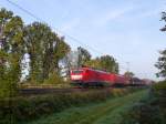 DB Schenker Lok 189 078-9 mit Schwesterlok bei Bahnbergang Haagsche Strasse in Elten, Deutschland 30-10-2015.