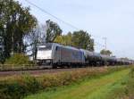 Rurtalbahn Lok 186 423-0 fotografiert bei Bahnbergang Haagsche Strasse, Elten, Deutschland 30-10-2015.