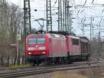 DB Cargo Lok 145 017-0 mit Lokomotive aus der Baureihe 155.