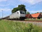 Akiem Lokomotive 187 500-4 (91 80 6187 500-4 D-AKIEM) bei Bahnbergang Devesstrae, Salzbergen 03-06-2022.