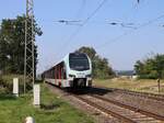 Vias Triebzug ET 25 2207 Abfahrt Bahnhof Mehrhoog bei Bahnbergang Frietenweg, Hamminkeln 19-09-2024.

Vias treinstel ET 25 2207 net na vertrek station Mehrhoog bij overweg Frietenweg, Hamminkeln 19-09-2024.