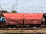 Falns Schttgutwagen mit schlagartiger Schwerkraftentladung mit Aufschrift  DB Schenker  und Nummer 81 80 D-DB 6633 054-4 Bahnhof Venlo, Niederlande 28-09-2023.

Falns vierassige zelflosser met opschrift  DB Schenker  en nummer 81 80 D-DB 6633 054-4 station Venlo, Nederland 28-09-2023.