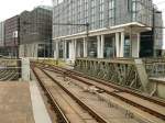 Eisenbahnbrcke ber die Oostertoegang Gleis 5 und 7 Amsterdam Centraal Station 18-06-2014.