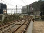 Eisenbahnbrcke ber die Oostertoegang Gleis 9 und 10 Amsterdam Centraal Station 18-06-2014.