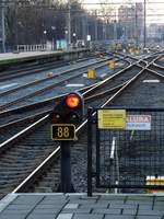 Zwergsignal Nummer 88 Gleis 4a Amsterdam Centraal Station 30-12-2019.

Gekanteld dwergsein op verhoging spoor 4a Amsterdam CS 30-12-2019.