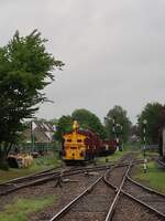 Ausfahrtgleise mit links MBS (Museum Buurtspoorweg) loc 19 ex-NS Sik locomotor 242 Baujahr 1935 Bahnhof Haaksbergen 05-05-2024.

Emplacement met MBS (Museum Buurtspoorweg) loc Nummer 19 ex-NS Sik locomotor nummer 242 bouwjaar 1935 station Haaksbergen 05-05-2024.