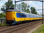 NS ICM Triebzug 4221 und 4026 bei Bahnbergang Hulteneindsestraat, Hulten 15-05-2020.