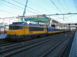 Lok 1749 mit IC nach Venlo auf Gleis 3 in Rotterdam Centraal Station am 15-12-2010.