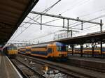 NS DDZ-IV Triebzug 7536 auf Gleis 3 und Gleis 1 NMBS MS 75 Triebwagen 836. Roosendaal, Niederlande  01-04-2022.

NS DDZ-IV treinstel 7536 op spoor 3 en op spoor 1 NMBS treinstel type MS 75 nummer 836. Roosendaal, Nederland  01-04-2022.