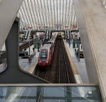 Der Eurostar PBKA 4302, ex Thalys PBKA, verlässt am 21 Oktober 2025 den Bahnhof Liège-Guillemins (Lüttich). Er fährt als Eurostar EST 9450 die Verbindung Köln Hbf – Aachen Hbf - Liége-Guillemins - Bruxelles Midi (Brüssel Süd) - Paris Gare du Nord.

Interessant ist die Tatsache das er hier in Belgien sowie in Frankreich unter 25 kV 50 Hz AC (Wechselstrom) seine volle Leistung von 8.800 kW entfalten kann, kann er dann ab Ans (kurz hinter Liége) mit Beginn der HSL 2 mit 300 km/h fahren. In Deutschland unter 15 kV 16 2/3 Hz AC (Wechselstrom) hat er mit 4.460 kW etwas mehr als halbe Leistung, so wäre es selbst wenn auf einer entsprechenden Strecke fahren könnte ein Erreichen der Höchstgeschwindigkeit schwierig. 
