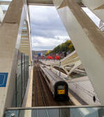 Die Gumminase SNCB/NMBS Triebzug AM 96 - 535 (AM = Automotrice), ein 3 kV Einsystemtriebzug mit GTO-Traktionsstromrichter verlässt am 21 Oktober 2025 den Bahnhof Liège Guillemins (Lüttich-Guillemins). Er fährt als S-Zug Lüttich (Train S Liège) der Linie S 42, die Verbindung (Liers – Herstal – Liège-Saint-Lambert – Liège-Guillemins –Seraing – Flémalle-Haute).