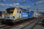  Mit diesen Job geht Mann voran!  wirbt NMBS/SNCB 1801 beim Einfahrt in L�ttich-Guillemins am 21 Mai 2026.