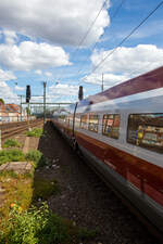 Der PBKA Thalys 4301 (TGV Series 43000) (93 88 0043 010-x B-TH etc.) fährt am 30.04.2023, als Thalys 9423 von Paris Gare du Nord (Paris Nord) via Bruxelles-Midi (Brüssel-Süd), Liège-Guillemins (Lüttich) und Aachen Hbf nach Köln Hbf, durch den Bahnhof Köln-Ehrenfeld in Richtung Köln Hbf, welchen er dann bald erreicht.