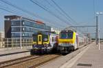 . Zugbegegnung am 23.06.2010 in Antwerpen-Luchtbal. Links die AM City Rail 988 und rechts eine sogenannte  composition dromadaire , bestehend aus M 6 Wagen und einer Lok der Srie 13 in der Mitte des Zuges. (Jeanny) 

Diese eigenwillige Zugkomposition (composition dromadaire) verbindet stndlich Antwerpen Centraal mit dem Bahnhof Noorderkempen, welcher an der Hochgeschwindigkeitsstrecke L 4 in der Nhe der niederlndischen Grenze liegt. Da die Loks der Srie 13 noch nicht mit dem Sicherheitssystem ETCS ausgestattet sind, die M 6 Steuerwagen dieses System aber schon besitzen, ist die Lok in der Mitte des Zuges eingereiht. 