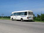 Blick von der Raststtte in Kuba auf den auf der Autobahn hier parkenden Toyota COASTER Kleinbus am 27.