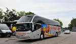 Neoplan Cityliner von SCHARINGER Reisen aus Obersterreich in Krems gesehen.