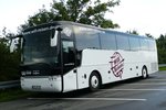 vanHool der Firma WILL-Reisen steht im Juli 2016 an der Fuldaquelle