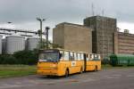 In Ungarn bilden die IKARUS Busse das R�ckgrat im Nahverkehr.
Dieser moderne Gelenkbus stand am 29.08.2005 sehr fotogen auf dem
Bahnhofvorplatz in Mez�k�vesd.