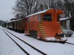 Frisch lackiert stand der Schneepflug,am 26.Januar 2014,in Putbus und kam trotz Schnee nicht zum Einsatz.