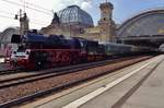 Sonderzug mit 35 1097 steht am 9 April 2017 in Dresden Hbf abfahrtbereit f�r eine Parallelfahrt.
