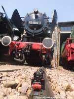 Klein Trifft Gro� - 52 2006 (H0-Modell) und 52 9900 (52 4900) im DB Museum in Halle (Saale) am 5.7.15