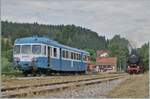 30 ANS CONI'FER /30 Jahre Coni'Fer - Neben der E 3/3 und der 52 8163-9 versprach das Programm als dritten Zug einen Autorail; zwar hoffte ich auf den Coni'Fer eigenen X 2426, doch auch der X 2816 der  Association l'autorail X2800 du Haut-Doubs  der dann zum Einsatz kam, war mir mehr als Recht. Der angesprochene X 2426 ist noch in Arbeit, aber man kann sich jetzt schon auf diesen schmucken Triebwagen freuen. Le Touillon, bei bei Km 58 J-E / J-S / SBB bzw. Km 467 PLM / SNCF. Es dürfte der erste X 2800 sein, der auf dieser Strecke zum Einsatz kommt. 

Das Bild zeigt den X 2816 beim Abwarten des Gegenzuges mit der DR  52 8163-9 in Le Touillon, bei bei Km 58 J-E / J-S / SBB bzw. Km 467 PLM / SNCF. Es dürfte der erste X 2800 sein, der auf dieser Strecke zum Einsatz kommt. 


15. Juli 2023