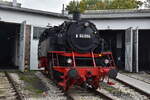 Am Samstag  den 11.10.2025 besuchte ich das Bayrische Eisenbahn Museum in Nördlingen.  Vor dem Lokschuppen konnt ich die 64 094 ohne Personen im Bild von vorn ablichten.