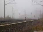 m Nebel sieht man 711 116-4 am Bahnhof Stralsund-R�gendamm Stehen am 14.11.13