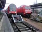 101 073-5 & S2 (Bestehend aus BR 143 + 3 Dostowagen) mit Ziel Warnem�nde im Bahnhof Rostock Hbf am 13.4.13