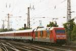 Am 21 Mai 2001 schiebt Werbelok 101 024 einer IC durch K�ln-Deutz.