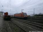 2-Wege Bagger und ein Arbeitsmittel der STRABAG und daneben l�sst 101 077-6 den Hallenser Hbf hinter sich am 5.1.15